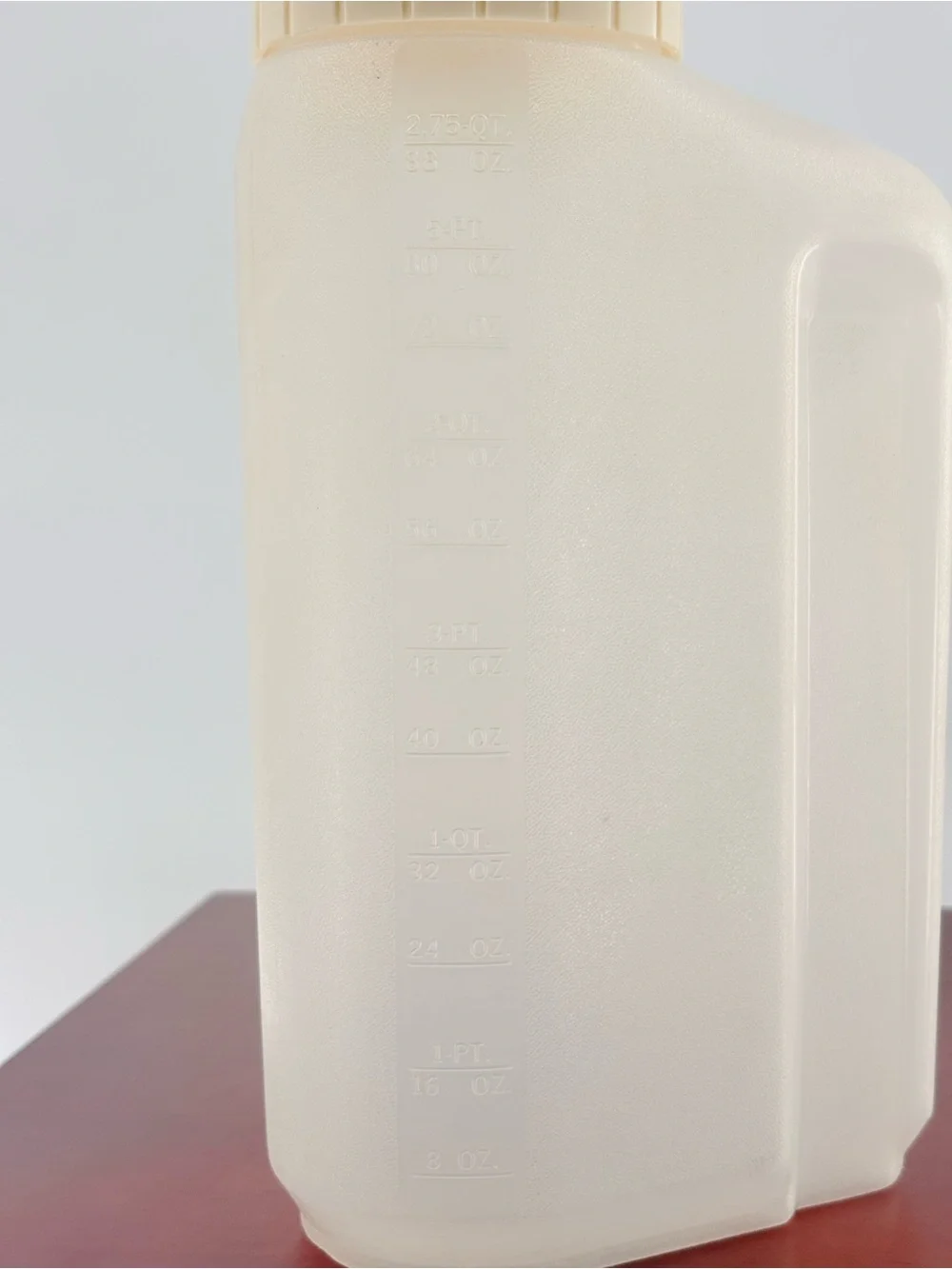 Rubbermaid 2.75 Qt Plastic Food Container, Graduated Rectangular Screw Lid White